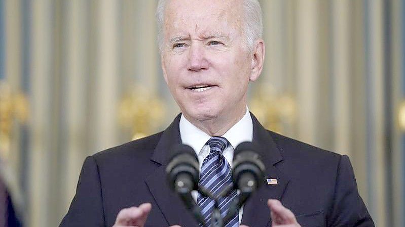 Joe Biden, Präsident der USA, spricht im State Dining Room des Weißen Hauses über den Arbeitsmarktbericht für den Monat Oktober. Foto: Evan Vucci/AP/dpa