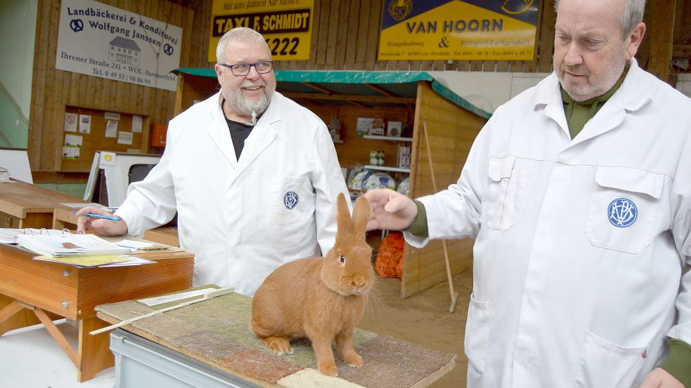 Das Bild zeigt die Preisrichter Detlef Knopf (links) und Gerd Dölling. Foto: Weers