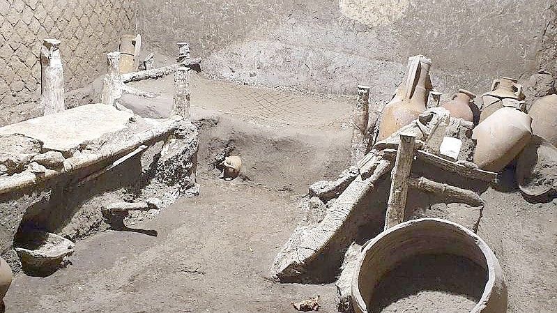 Archäologen haben bei Ausgrabungen in der versunkenen Stadt Pompeji ein gut erhaltenes Sklavenzimmer entdeckt. Foto: --/Parco Archeologico di Pompei/dpa