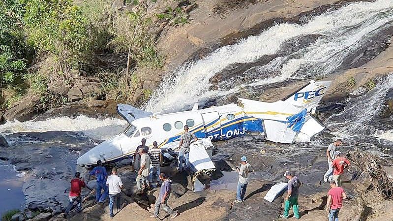 Das abgestürzte Flugzeug, in dem die brasilianische Sängerin Marilia Mendonca ums Leben kam. Foto: Minas Gerais Military Firefighters Corps/AP/dpa