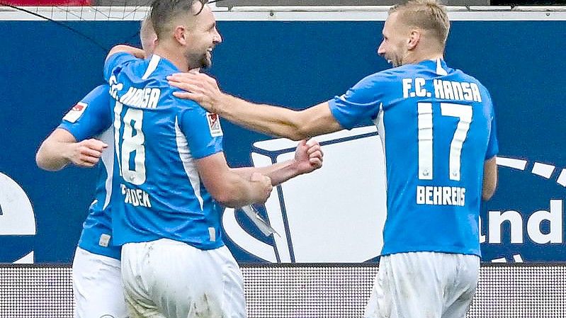 John Verhoek (l) und Hanno Behrens waren Rostocks Matchwinner beim Auswärtssieg in Regensburg. Foto: Armin Weigel/dpa