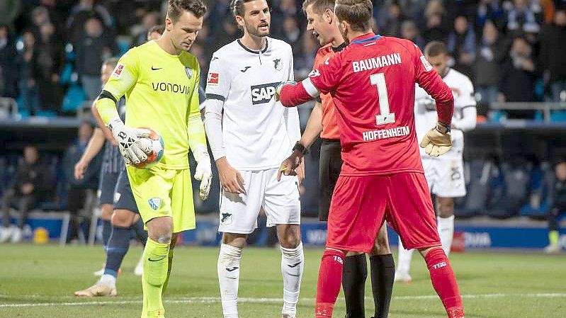 Bochums Torwart Manuel Riemann (l) trat gegen Hoffenheim zum Elfmeter an - und verschoss. Foto: Bernd Thissen/dpa