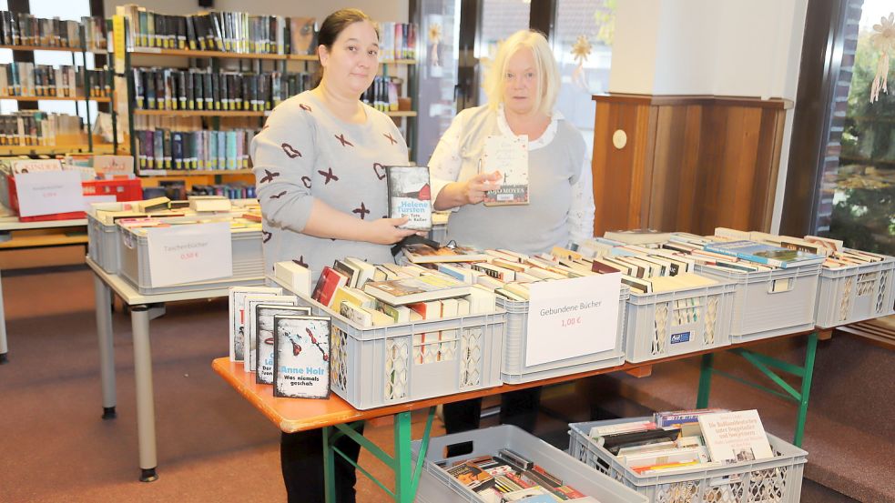 Die Bücherei Barßel wird saniert. Viel Bücher müssen raus. Den Bücherflohmarkt haben ) Monika Wallschlag (links) und Jutta Düßler vorbereitet. Foto: Passmann