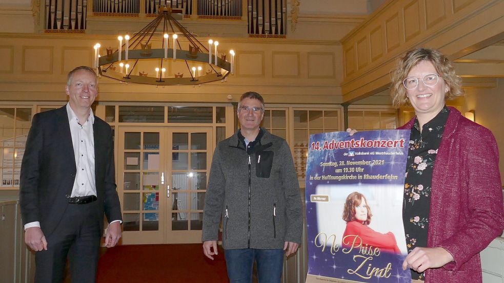 Stellten das Adventskonzert der Volksbank Westrhauderfehn in der Hoffnungskirche vor: (von links) Uwe Brechtezende, Vorstand der Volksbank Westrhauderfehn, Pastor Frerich Dreesch-Rosendahl und Daniela Abheiden vom Marketing der Volksbank. Foto: Wieking