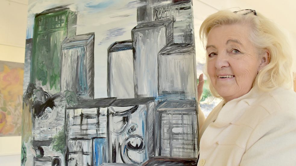Während eines Aufenthaltes in Hongkong hatte die Künstlerin Gisela Buss-Schepers Idee für das Bild „Skyline“. Foto: Ammermann