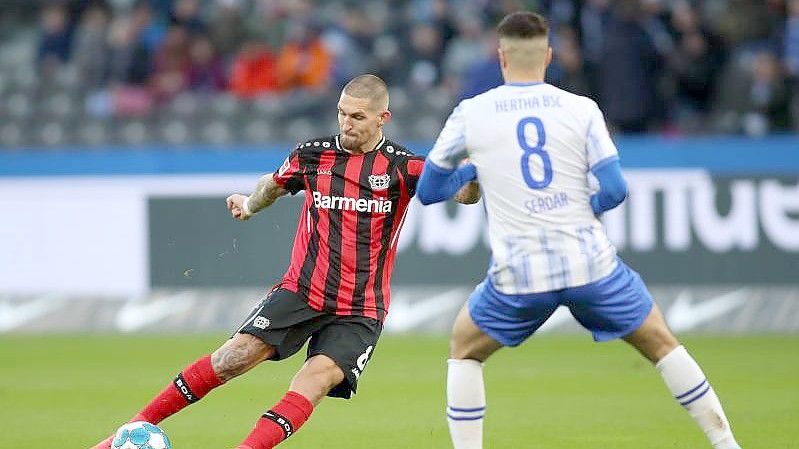 Robert Andrich (l) rettete Leverkusen gegen die Hertha einen späten Punkt. Foto: Andreas Gora/dpa