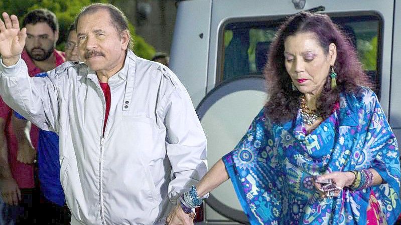 Daniel Ortega ist Berichten zufolge schwer krank. Als Strippenzieherin gilt seine Frau Rosario Murillo. Foto: Jorge Torres/EFE/dpa