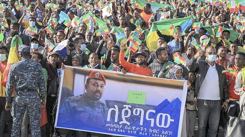 Menschen demonstrierten gegen die Volksbefreiungsfront von Tigray (TPLF). Das Plakat zeigt Abiy Ahmed. Foto: Uncredited/AP/dpa