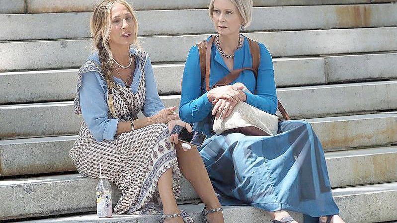 Sarah Jessica Parker (l) und Cynthia Nixon bei den Dreharbeiten zu „And Just Like That...“, der Nachfolgeserie „Sex and the City“. Foto: Debra L. Rothenberg/ZUMA Press Wire/dpa