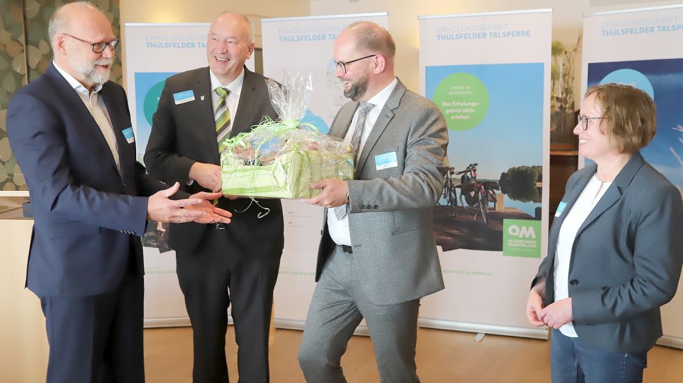 Als Festredner der Jubiläumsfeier des ETT wurde der Präsident der Oldenburgischen Landschaft Professor Uwe Meiners (links) mit einem Präsent durch (von rechts) Maria Oloew, dem Cloppenburger Landrat Johann Wimberg und Bernd Möller, dem Vorsitzenden der Verbandsversammlung, überrascht. Foto: Passmann