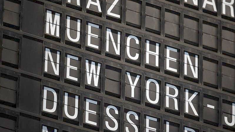 „New York“ wird auf dem Flughafen Frankfurt auf einer Anzeigetafel angezeigt. Foto: Sebastian Gollnow/dpa