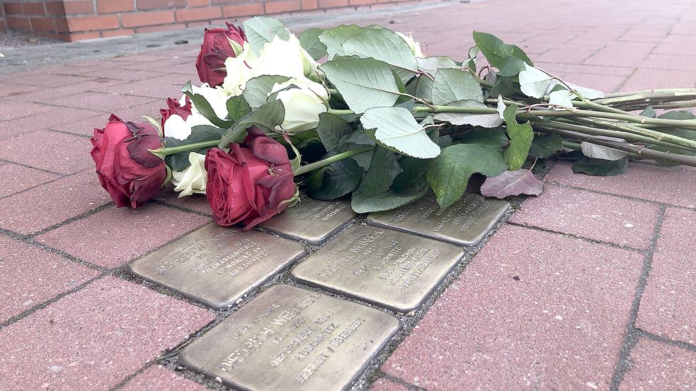 An das Schicksal der drei jüdischen Familien Weinberg, Gumpertz und Cohen, die in Rhauderfehn gelebt haben, wird während einer Gedenkfeier erinnert. An den Stolpersteinen, die 2011 verlegt worden sind, sollen während der Veranstaltung Rosen niedergelegt werden – so wie in den vergangenen Jahren auch. Foto: Ammermann/Archiv