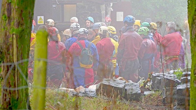 Einsatzkräfte bei einer Rettungsaktion, um einen Mann zu retten, der nach einem Sturz in einer Höhle gefangen ist. Foto: Ben Birchall/PA Wire/dpa