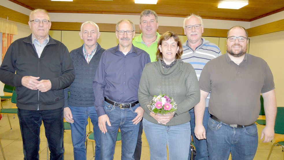 Der neu gewählten Ortsrat Burlage besteht aus (von links:) Alfons Platt, Heinrich Tiedeken, Artur Groeneveld, Heiner Rülander, Renate Wichert, Heinz-Hermann Siemer und Florian Ricci. Foto: Weers