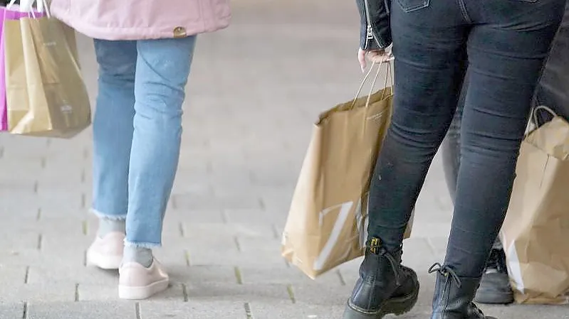 Passanten gehen in der Innenstadt einkaufen. Der Handelsverband Nord informiert über den Handel im Jahr 2021 und zu Erwartungen zum Weihnachtsgeschäft. Foto: Marcus Brandt/dpa