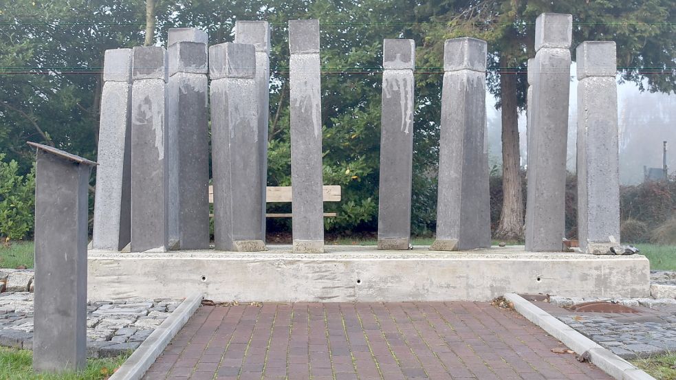 In Ihrhove erinnern 13 Betonstelen an die 13 jüdischen Mitbürger, die von den Nationalsozialisten ermordet wurden. Das Mahnmal ist im November 2019 eingeweiht worden. Fotos: Ammermann