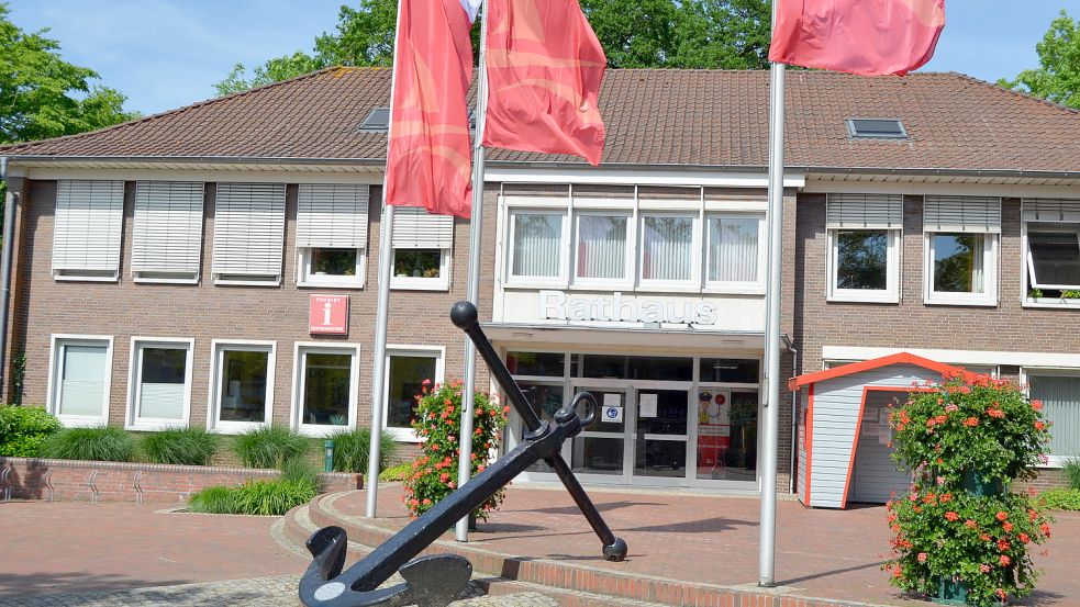 Am Mittwoch konstituiert sich der neue Barßeler Gemeinderat. Die erste Ratssitzung der neuen Wahlperiode findet allerdings nicht im Rathaus in Barßel (Foto) statt, sondern in der Schießhalle in Harkebrügge. Archivfoto: Fertig