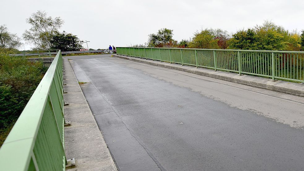 Diese Brücke über der Autobahn 31 in Neermoor wird gerne als Abkürzung missbraucht. Sie soll nun für den allgemeinen Verkehr gesperrt werden. Foto: Stromann