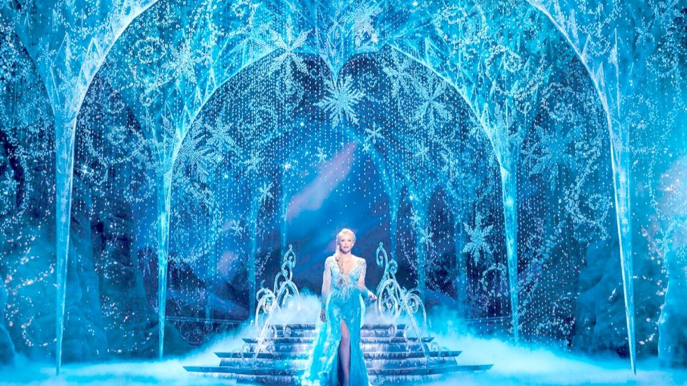 Märchenhafte Geschichte, Gesang und eisiges Bühnenbild: „Die Eiskönigin“ als Musical läuft ab sofort in Hamburg. Foto: Stage Entertainment/Deen van Meer