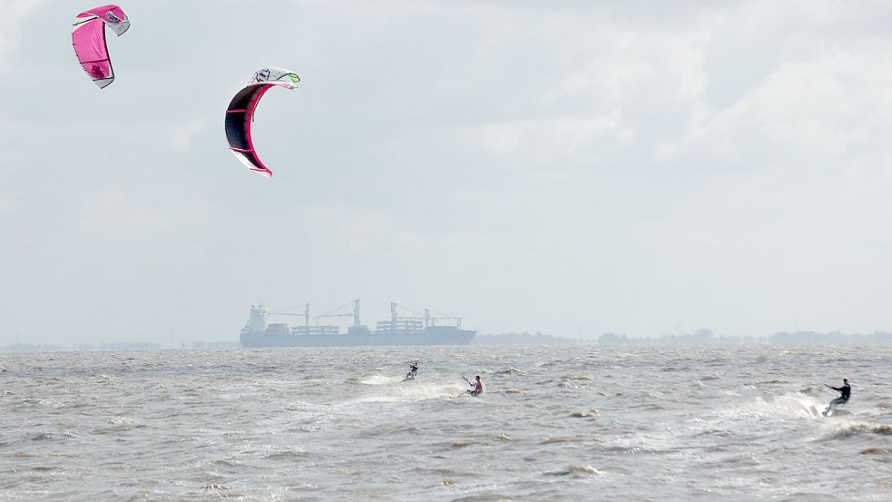 Eine neue Verordnung soll regeln, was im Wattenmeer erlaubt ist. Um das Kitesurfen gibt es Streit. Foto: Archiv