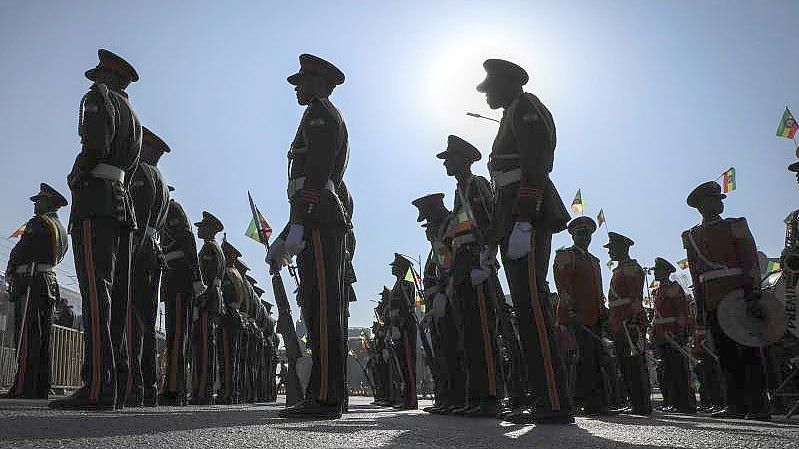 Eine Äthiopische Militärparade steht auf dem Meskel-Platz in Addis Abeba während einer von der Regierung organisierten Demonstration gegen die Volksbefreiungsfront von Tigray (TPLF). Foto: Uncredited/AP/dpa