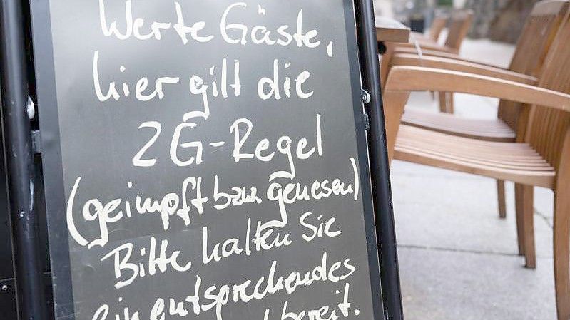 Auf einem Schild wird vor einem Restaurant in Dresden auf die 2G-Regel hingewiesen. Foto: Sebastian Kahnert/dpa-Zentralbild/dpa