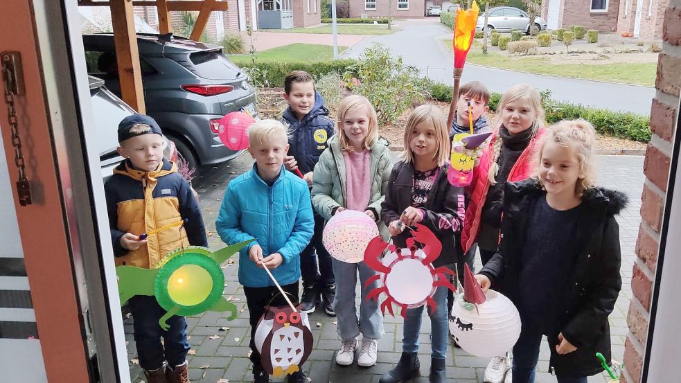 Piet Feldkamp (von links), Simon Cordes, Jonah Fennen, Mia Hellmers, Janne Poelker, Lennart Cordes, Enna Poelker und Ida Hellmers aus Rhauderfehn freuen sich schon auf den Martinilauf am Mittwoch. Die Kinder haben tolle Laternen selbst gebastelt. Foto: Cordes