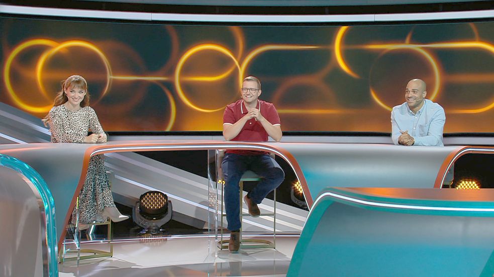 Nils Anhuth (Mitte), eingerahmt von Larissa Rieß und David Odonkor, während der Aufzeichnung der Show Ende Juli in Köln. Foto: „Sat.1/itv Studios Germany“