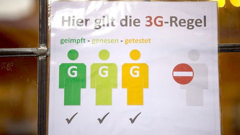 Ein Schild weist auf die 3G-Regelung (geimpft, genesen, getestet) in einem Bremer Restaurant hin. Foto: Sina Schuldt/dpa