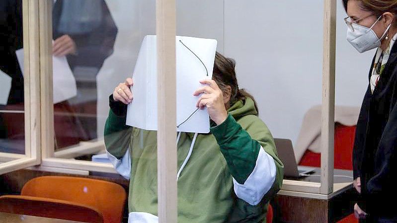 Die wegen versuchten Mordes beschuldigte Frau im Gerichtssaal in München. Foto: Sven Hoppe/dpa
