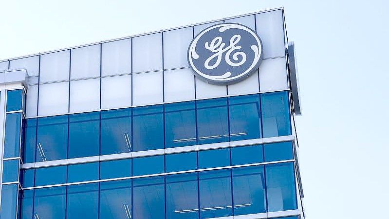 Das Logo des US-Industriekonzerns General Electric. Foto: John Minchillo/AP/dpa