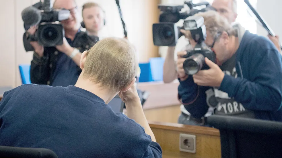 Im September 2016 wurde Jörg N. vor dem Landgericht Aurich zu mehr als vier Jahren Haft mit anschließender Sicherungsverwahrung verurteilt – wegen Vergewaltigung und sexueller Nötigung. Jetzt muss er sich wegen des mutmaßlichen Mordes an Judith Thijsen verantworten. Foto: dpa/Julian Stratenschulte