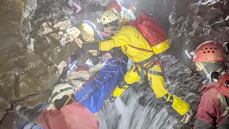 Dramatische Rettungsaktion: Helfer bringen den Verunglückten aus der Höhle in Wales. Foto: South & Mid Wales Cave Rescue Te/PA Media/dpa