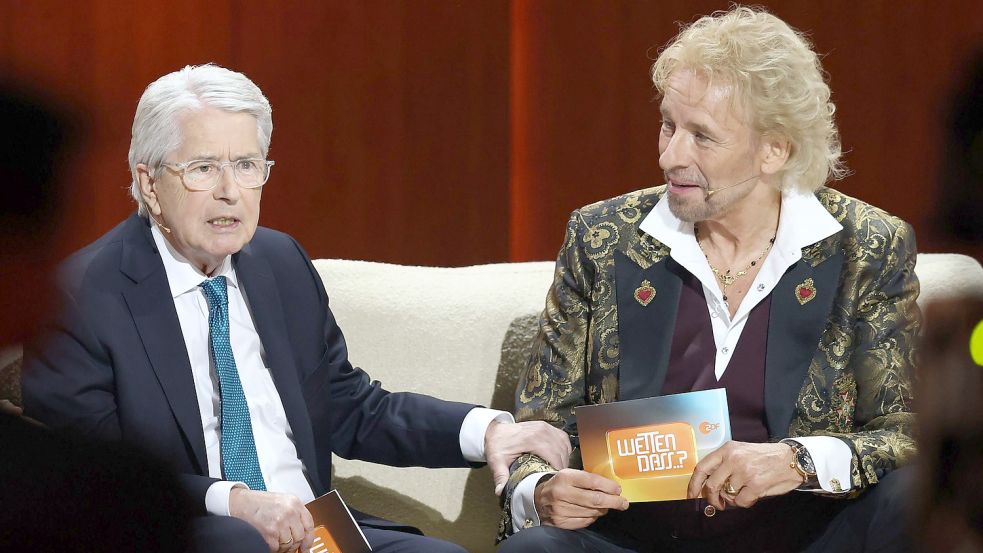 Frank Elstner, der Erfinder von „Wetten, dass ...“, fordert in der Jubiläumsshow im Gespräch mit Thomas Gottschalk eine jährliche Ausgabe des TV-Klassikers. Foto: dpa/Daniel Karmann