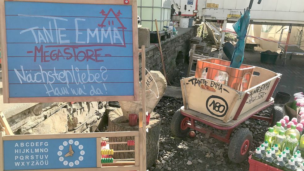 Der Laden ist zum Treffpunkt geworden und sie zu Seelentröstern, sagen die Freiwilligen. Foto: Laura Nowak