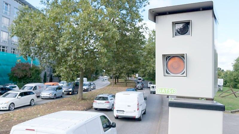 Eine Radarfalle („Blitzer“) in Hannover. Ab 9. November müssen Verkehrssünder wie Raser und Falschparker mehr zahlen, wenn sie erwischt werden. Foto: Ole Spata/dpa