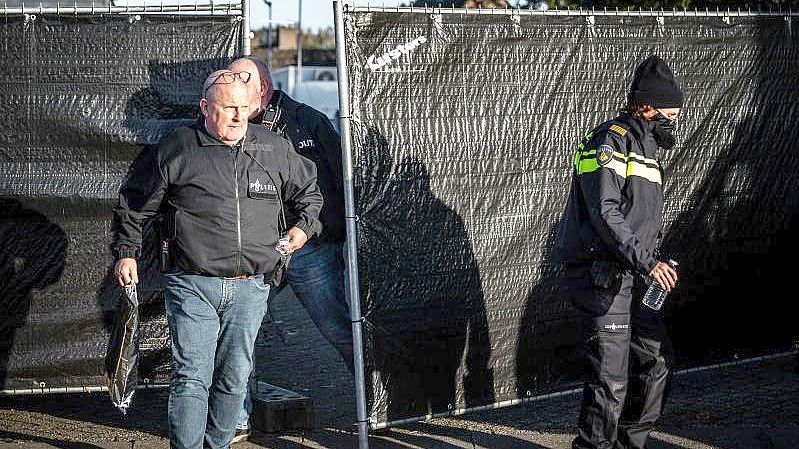 Polizisten nach dem Ausheben einer international operierenden Drpgenbande im niederländischen Bergeijk. Foto: Rob Engelaar/ANP/dpa