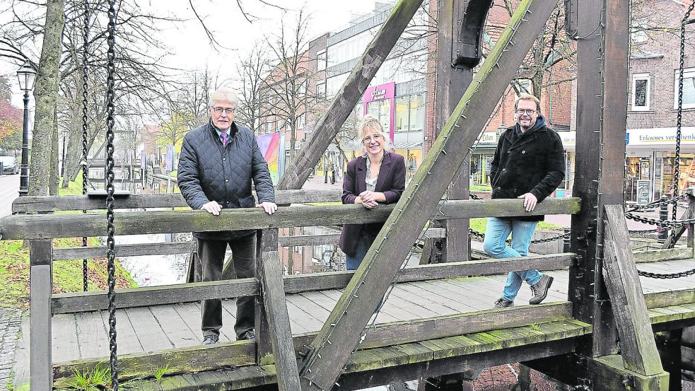 Erstmals soll der Weihnachtsmarkt am Papenburger Hauptkanal stattfinden. Reinhard Hebbelmann (v. l.), Sabine Pinkernell und Roland Averdung stecken dafür mitten in den Planungen. Foto: Müller