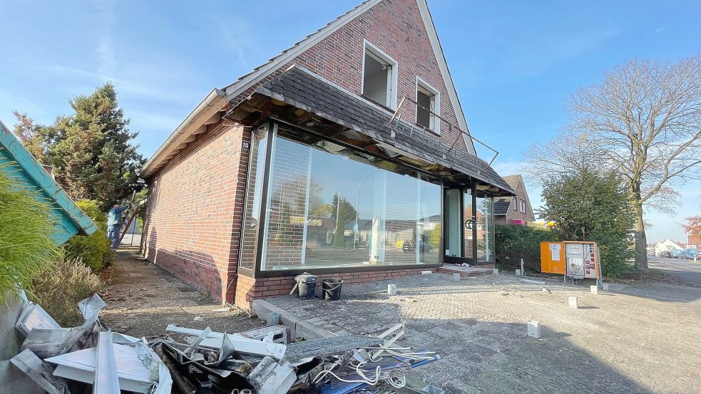Am Haus Rhauderwieke Nr. 15 wurde mit der Entkernung begonnen. Das Gebäude, in dem zuletzt Felix-Moden untergebracht war, wird abgerissen. Foto: Janßen