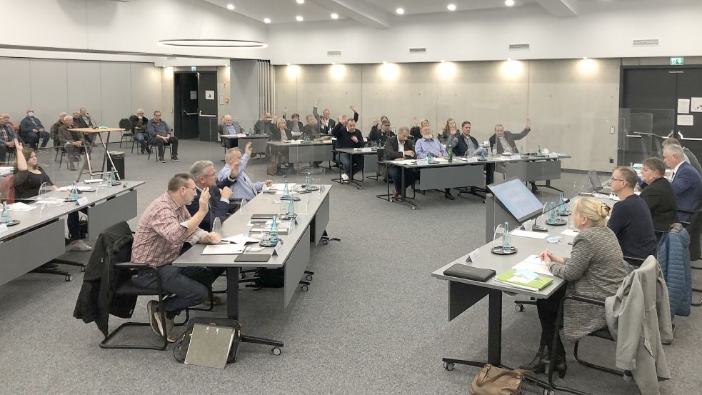 Der neue Gemeinderat in Ostrhauderfehn hat zum ersten Mal getagt. Im Vereinsheim ging es dabei um Personalien und die Besetzung der Fachausschüsse. Fotos: Zein