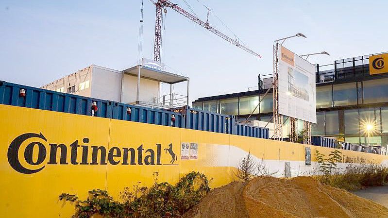 Bauzäune stehen am Neubau der Konzernzentrale des Automobilzulieferers Continental in Hannover. Foto: Julian Stratenschulte/dpa
