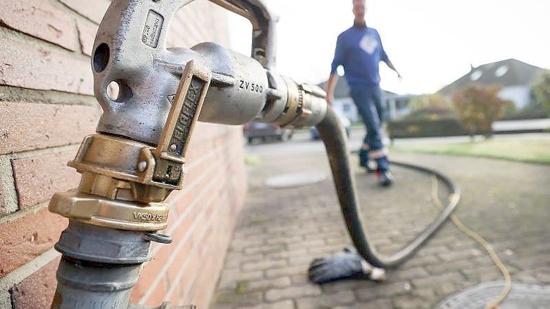 Wer mit Heizöl heizt, sollte nach Ansicht von Verbraucherschützern wegen der hohen Preise derzeit mit einem Öl-Nachkauf noch warten. Foto: Christian Charisius/dpa