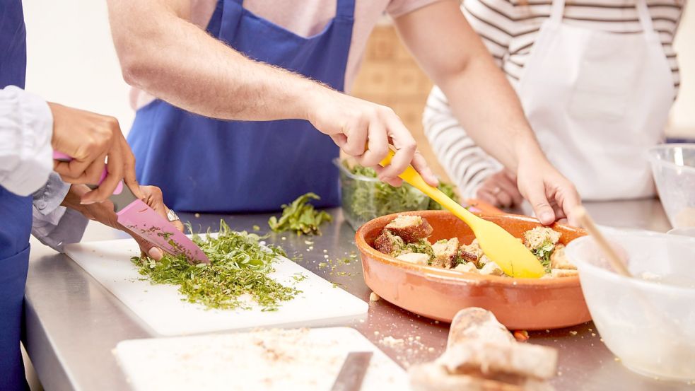 Wer beim Kochen mehr Gewürzen greift, kann allein damit schon ein bisschen seinen Blutdruck senken. Foto: imago images/Shotshop/Monkey Business 2