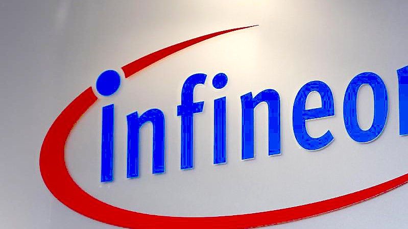 Das Logo von Infineon ist am Firmeneingang zu sehen. Foto: Matthias Rietschel/dpa-Zentralbild/dpa/Archivbild