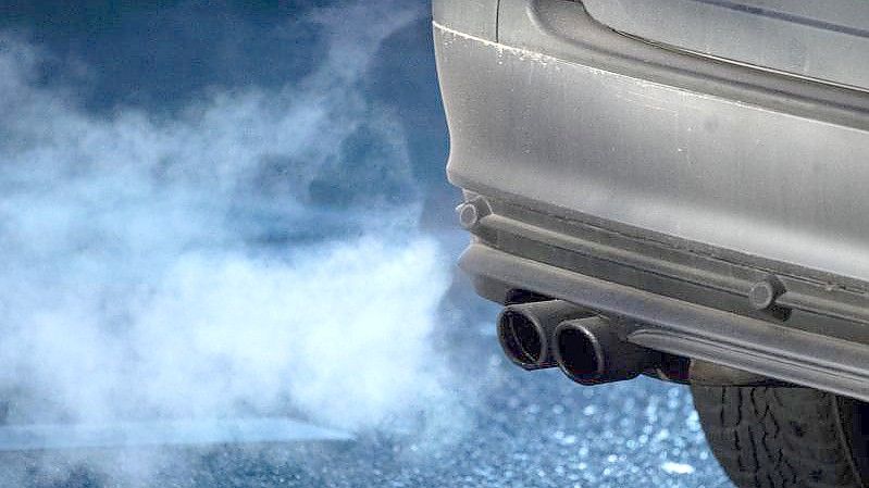 Abgase kommen aus dem Auspuff eines Autos. (Archivbild). Foto: Marijan Murat/dpa