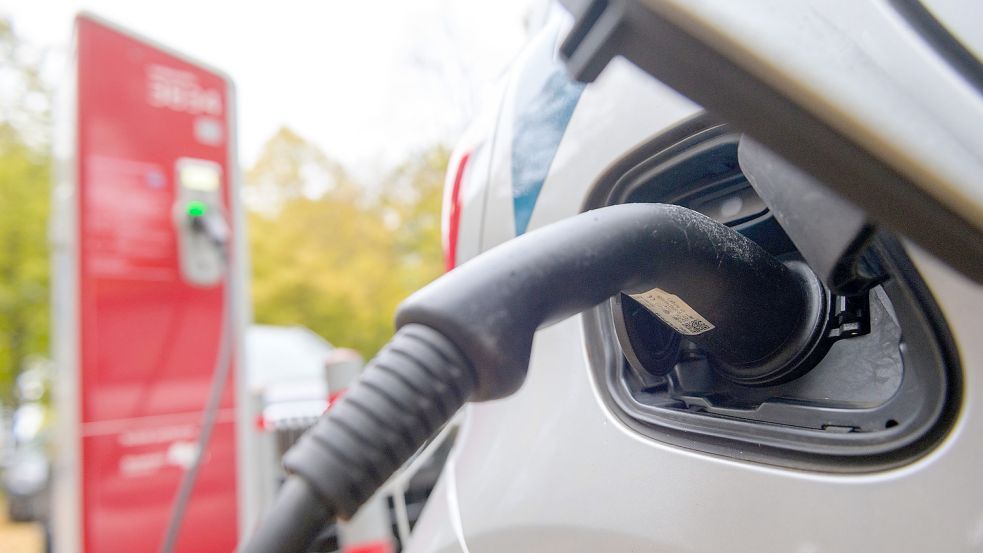 Soll die Akzeptanz von E-Autos gefördert werden, braucht es deutlich mehr Stromtankstellen. Foto: Jonas Walzberg/dpa