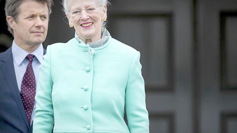 Die dänische Königin Margrethe bei ihrer Ankunft auf dem Flughafen Berlin-Brandenburg (BER). Foto: Monika Skolimowska/dpa-Zentralbild/dpa