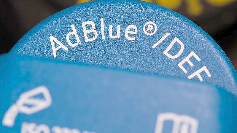 Tankstutzdeckel für AdBlue und Diesel. Das Abgasreinigungsmittel Adblue, das Millionen Dieselfahrzeuge brauchen, könnte knapp und teurer werden. Foto: picture alliance / Swen Pförtner/dpa