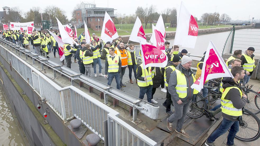Etwa 130 Beschäftigte von Niedersachsen-Ports und dem NLWKN streikten am Mittwoch und zogen über die Große Seeschleuse. Foto: J. Doden