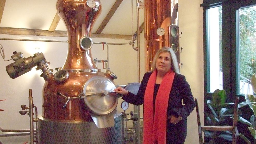 Heidi Brintrup in ihrer „Ida Destille“ in Idafehn. Fotos: Scherzer